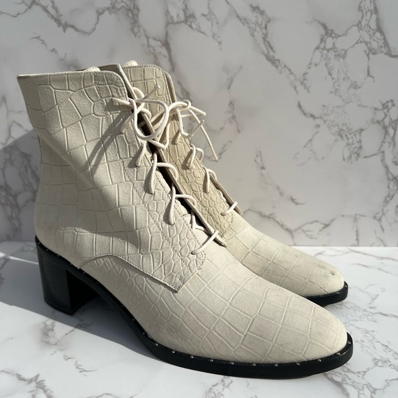 Freda Salvador Shoes - FREDA SALVADOR Ace Lace Up Booties In White sz 9